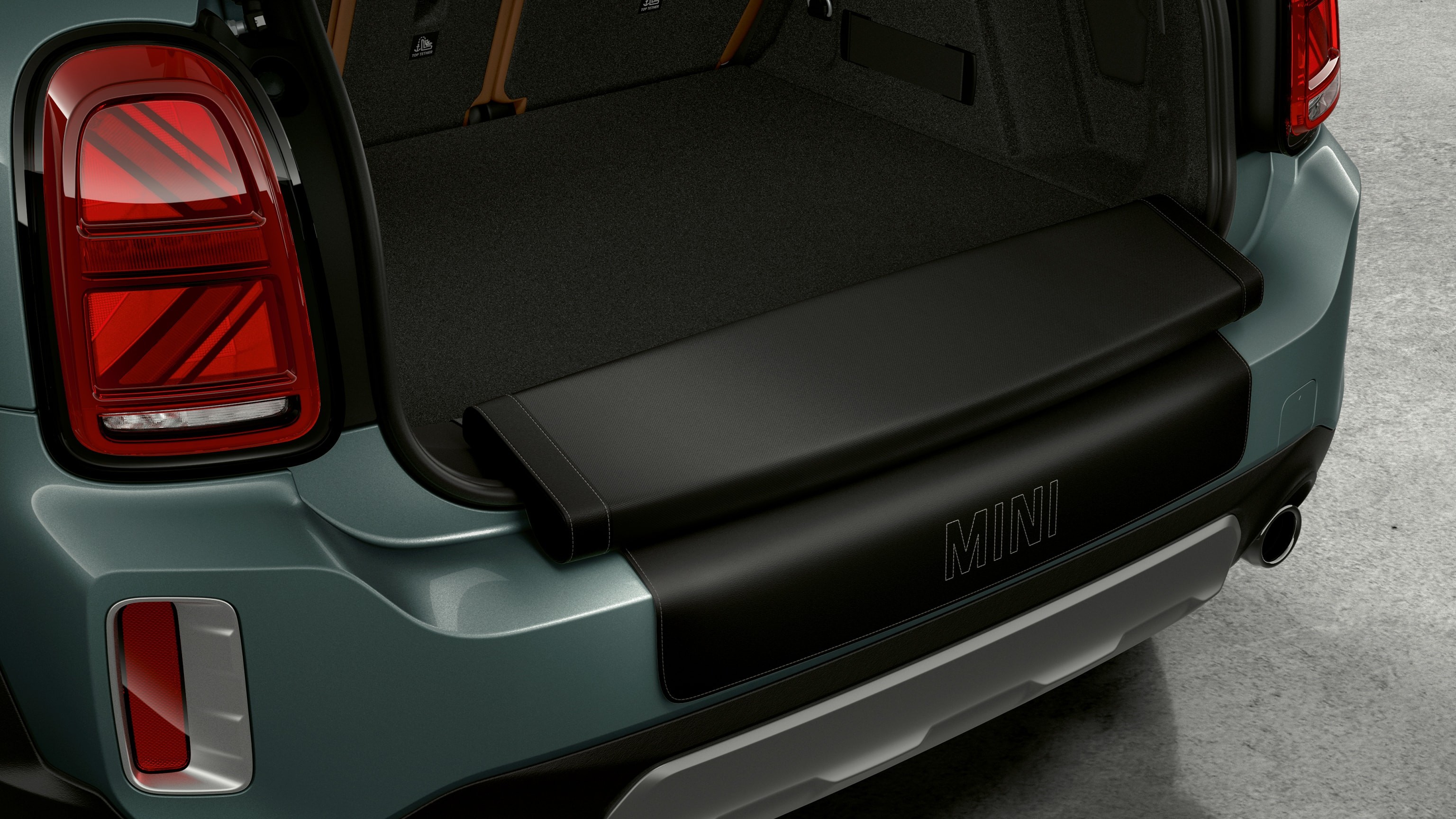 MINI COUNTRYMAN F60 – piknik na plaži – izvučena klupa MINI COUNTRYMAN F60 – piknik na plaži – izvučena klupa